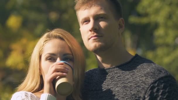 Paar Drinken Koffie Buiten Cafeïne Als Eerste Ding Ochtend Verslaving — Stockvideo