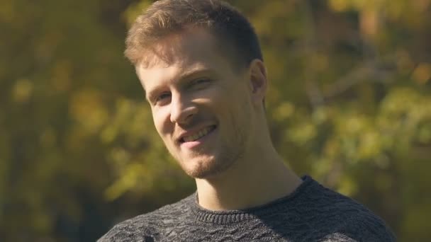 Pohledný Muž Usmívá Kameru Volné Noze Neformálním Oblečení Spokojeni Životem — Stock video
