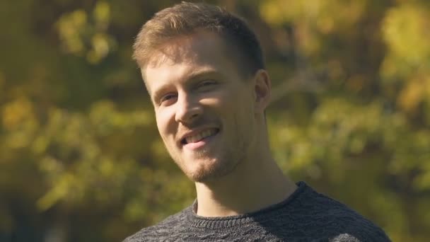 Yakışıklı Adam Gösterilen Yaşasın Iyi Bir Seçim Olumlu Geribildirim Closeup — Stok video