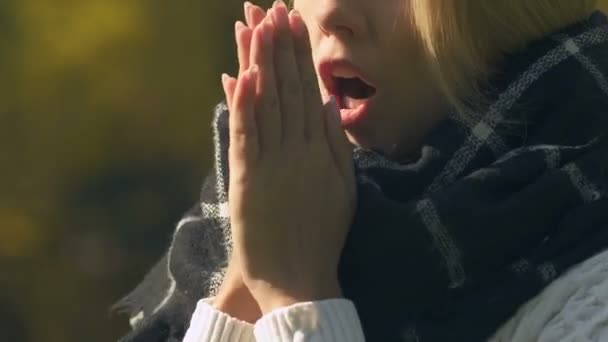 Kız Eşarp Öksürük Açık Soğuk Grip Sezonunda Pnömoni Closeup Riski — Stok video