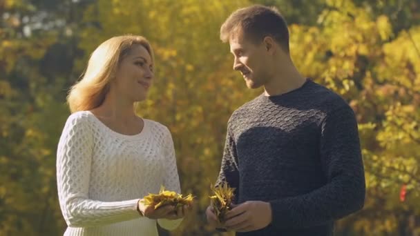Молода Пара Кидає Осіннє Листя Щасливий Час Разом Романтичне Побачення — стокове відео