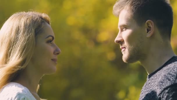 Jovem Casal Beijando Homem Escondendo Rostos Com Folha Outono Data — Vídeo de Stock