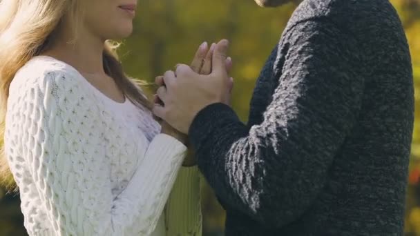 Homem Que Aquece Namorada Dia Frio Outono Esfregando Mãos Cuidado — Vídeo de Stock