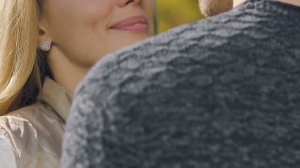 Mujer Abrazando Amorosamente Hombre Encuentro Largamente Esperado Esposa Fiel Esposo — Vídeo de stock