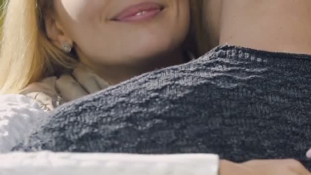 Sevgili Adam Sarılma Kamera Mutlu Bir Evlilik Closeup Arıyor Mutlu — Stok video