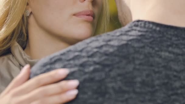 Üzgün Kadın Adam Uzun Ayrılık Rahatlatıcı Closeup Önce Zor Veda — Stok video