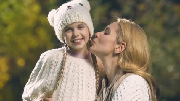 Mutter Küsst Tochter Auf Die Wange Extrem Glückliches Mädchen Lächelt — Stockvideo