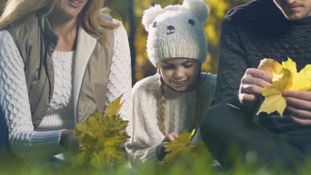 Rodzice Grając Córką Lesie Jesienią Żarty Wspólna Zabawa — Wideo stockowe