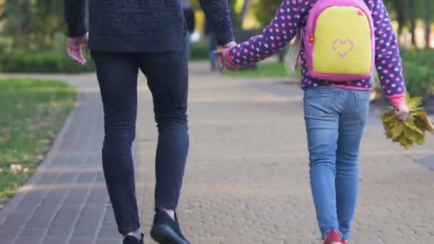 Padre Che Cammina Con Figlia Scuola Tenendosi Mano Prendendosi Cura — Video Stock