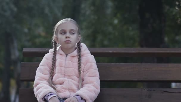 Sconvolta Bambina Seduta Sulla Panchina Nel Parco Sente Sola Mancanza — Video Stock