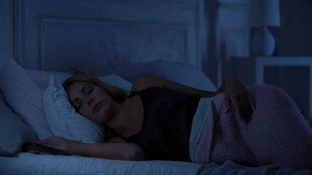 Hermosa Mujer Durmiendo Con Teléfono Inteligente Las Manos Adicción Gadget — Vídeos de Stock