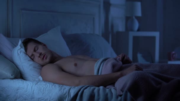 Tampan Laki Laki Memiliki Tidur Yang Buruk Menderita Mimpi Buruk — Stok Video