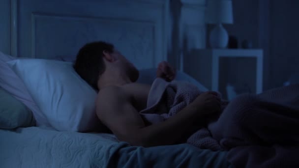 Junger Mann Mit Schlaflosigkeit Laute Nachbarn Die Musik Hören Probleme — Stockvideo