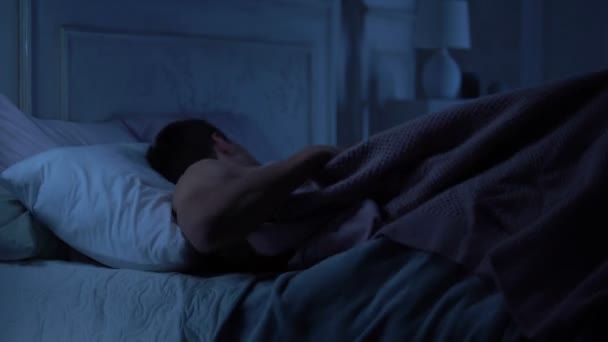Красивий Чоловік Страждає Безсонням Галасливими Сусідами Поганою Звукоізоляцією Будинку — стокове відео