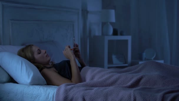 Perempuan Berbaring Tempat Tidur Mengobrol Telepon Berpaling Dari Pacar Pelanggaran — Stok Video