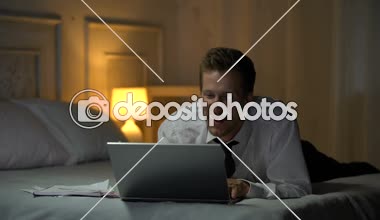 Beyaz gömlek gülümseyen ve dizüstü bilgisayar, ofis ilişki sohbet yatakta erkek gülümseyen