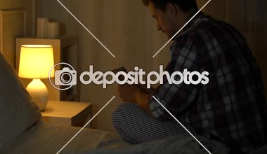 Çaresizlik içinde erkek kız ilişkileri, öfke kırık parçalara fotoğraf gözyaşları