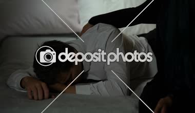 Bayan rahatlatıcı erkek umutsuzluk, iş, mali kriz, para kaybı ve crash