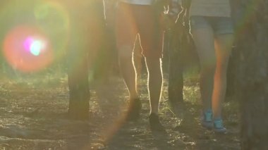 Ormanda yürüyüş backpackers yaz macera, zevk mutlu çift zammı