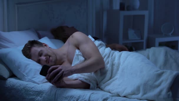 Paar Bett Mann Plaudert Auf Smartphone Eifersüchtige Dame Guckt Betrügt — Stockvideo
