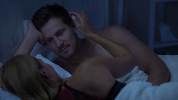 Karı Koca Yatakta Şefkatle Dokunmadan Bayan Mans Yanak Romantik Ilişkiler — Stok video