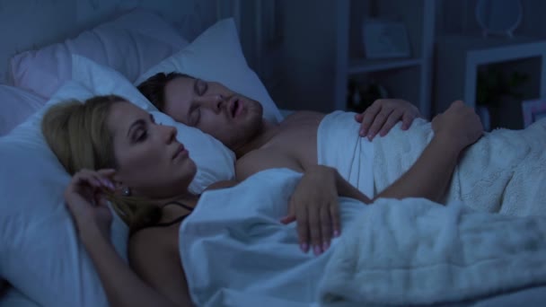 妻子在床上与丈夫 不眠不休 因为打鼾 鼻中隔偏移 — 图库视频影像