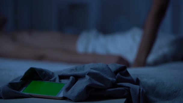 Smartphone Deitado Cama Casal Fazendo Amor Fundo Tela Verde — Vídeo de Stock