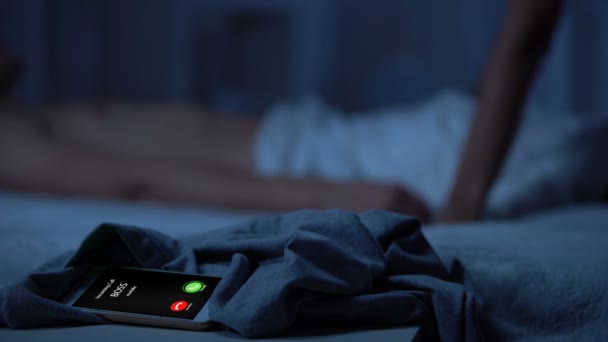 男性と女性の愛 ベッド ストレスの多い仕事 スマート フォン電話上司 — ストック動画