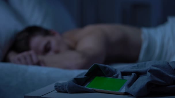 Smartphone Liggande Sängen Lady Kyssar Sömnig Hane Bakgrund Grön Skärm — Stockvideo
