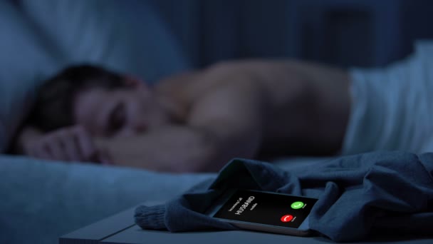 男性の睡眠を深く 行方不明の呼び出し 同じ性別の関係を呼び出すの夫 — ストック動画