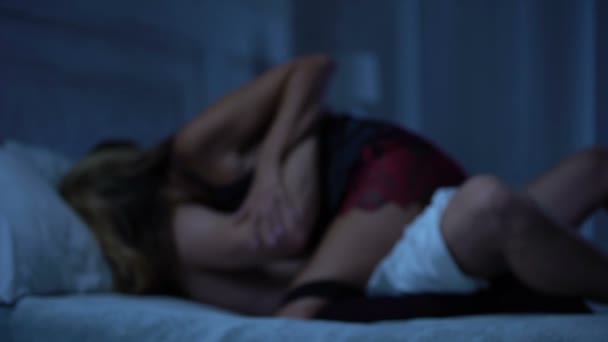 Чоловік Жінка Роблять Кохання Ліжку Чоловік Ловить Дружину Коханцем Зламану — стокове відео