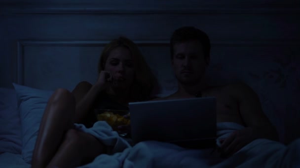 Casal Assistindo Thriller Psicológico Laptop Comer Lanches Filme Assustador — Vídeo de Stock