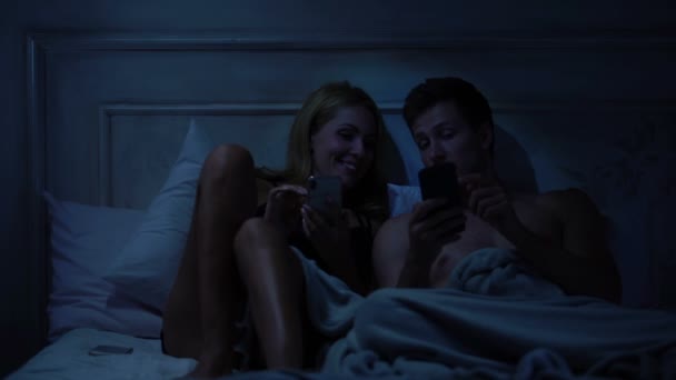 Casal Cama Rolando Smartphones Escolhendo Destino Para Viajar Reserva — Vídeo de Stock