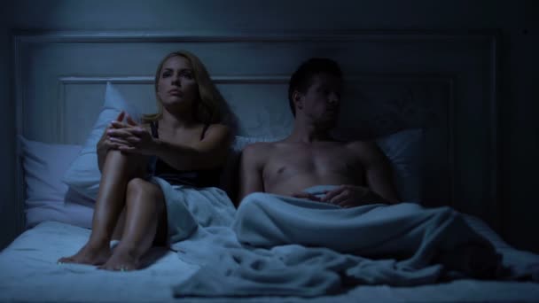 Ζευγάρι Διαπληκτισμό Στο Κρεβάτι Άνδρες Που Προσπαθούν Ζητήσω Συγγνώμη Κυρία — Αρχείο Βίντεο