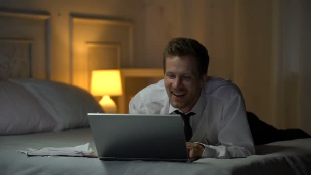 Sorrindo Macho Camisa Branca Cama Sorrindo Conversando Laptop Caso Escritório — Vídeo de Stock
