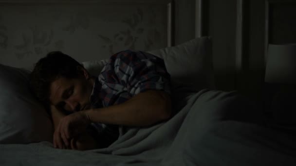 Férfi Felébred Éjszaka Álmatlanság Stresszes Munka Kényelmetlen Szenvedés Ágynemű — Stock videók