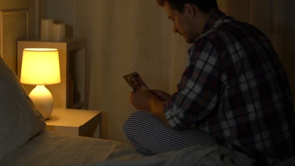 Masculino Lágrimas Desespero Foto Com Namorada Pedaços Relações Quebradas Raiva — Vídeo de Stock