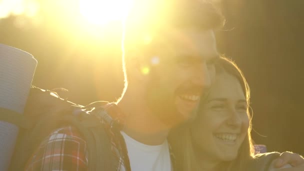 Opgewonden Verliefde Paar Knuffelen Lachen Tijdens Kamp Reis Bos Vakantie — Stockvideo