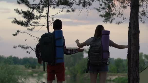 Casal Alegre Mochileiros Desfrutando Belo Panorama Florestal Pico Viagem — Vídeo de Stock