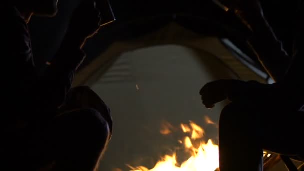 晚上在营火附近喝茶的男女好友 特写镜头 — 图库视频影像