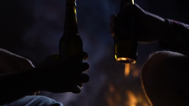 ボトル入りのビールを飲み 涼しいキャンプ休日 クローズ アップを祝う つの男性の友人 — ストック動画