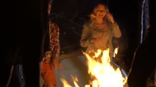 Fröhliche Freundinnen Und Freunde Tanzen Lagerfeuer Und Feiern Halloween — Stockvideo