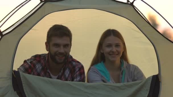 Gelukkige Jonge Paar Sluiten Tent Gaan Vrijen Veilige Seks Camping — Stockvideo