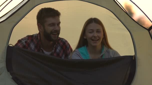 Улыбающиеся Женщина Мужчина Подмигивают Перед Камерой Закрывают Палатку Собираются Заняться — стоковое видео