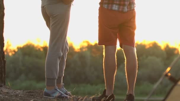 Familienpaar Umarmt Und Genießt Fantastischen Sonnenuntergang Der Nähe Des Zeltplatzes — Stockvideo