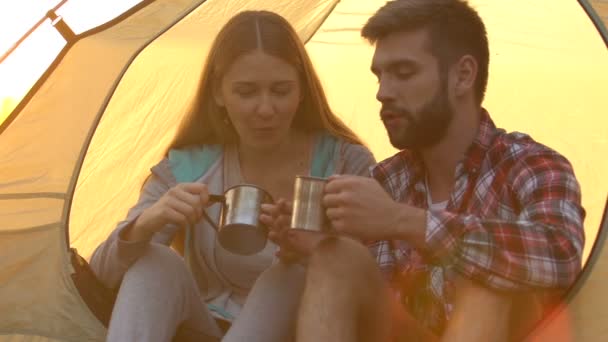 Hermosa Pareja Sentada Tienda Disfrutando Del Sabor Aroma Bebida Energética — Vídeo de stock