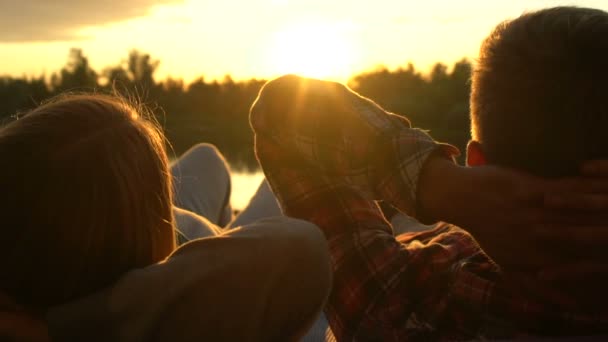 Para Zrelaksowany Leżącego Pobliżu Namiotu Podziwiać Piękny Zachód Słońca Obóz — Wideo stockowe