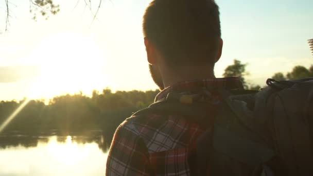 Mannelijke Backpacker Wandeltochten Het Bos Fotograferen Van Prachtige Zonsondergang Buurt — Stockvideo