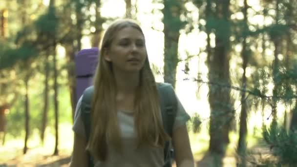 Unga Blonda Hiker Njuter Skogens Skönhet Och Leende Trekking Woodland — Stockvideo