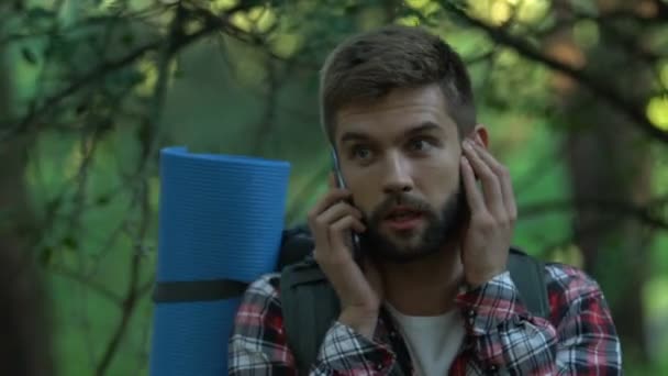 Nervózní Muž Batohem Volání 911 Turista Ztratil Lese Špatné Mobilní — Stock video